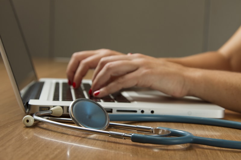 Hipnoterapia — czym się różni od hipnozy estradowej