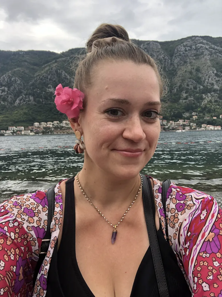 Magdalena Gajdzińska nad górską zatoką