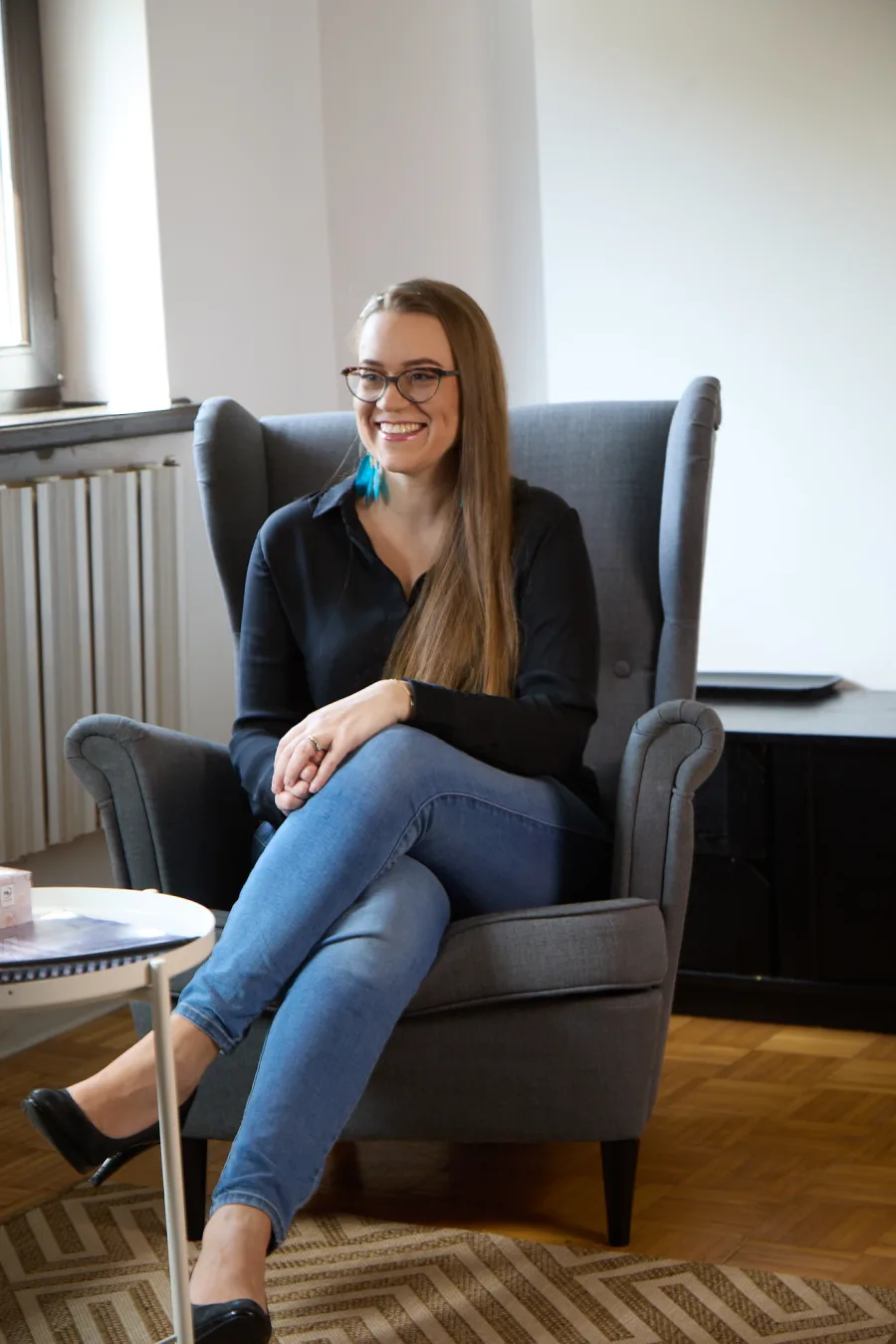 Magdalena Gajdzińska siedząca w fotelu